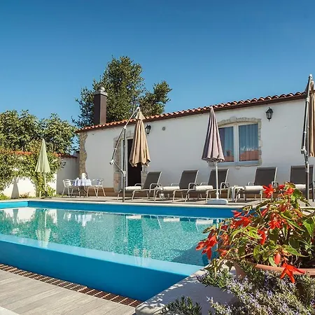 Preiswerte Und Schoene Mit Pool, Wlan, Terrasse Und Grill