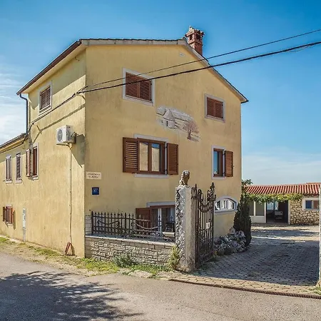 Preiswerte Und Schoene Mit Pool, Wlan, Terrasse Und Grill Apartment *