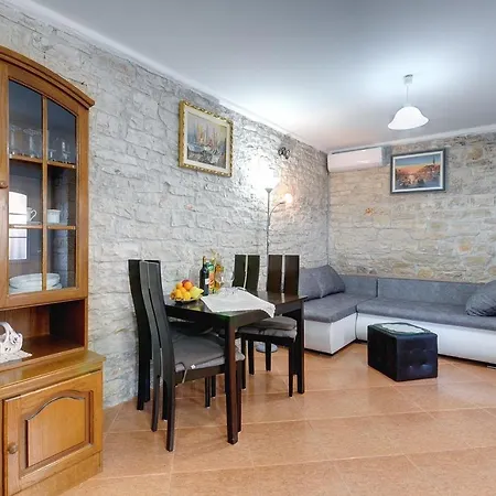 Preiswerte Und Schoene Mit Pool, Wlan, Terrasse Und Grill