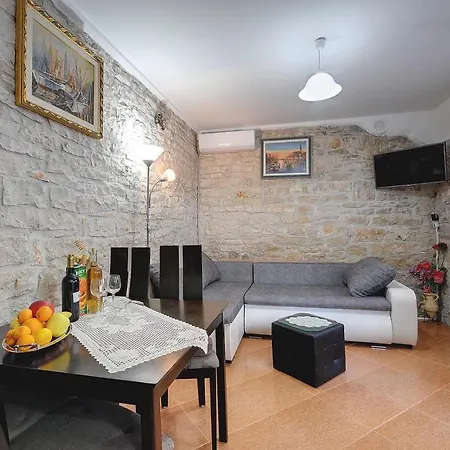 Preiswerte Und Schoene Mit Pool, Wlan, Terrasse Und Grill * Barat (Rovinj)