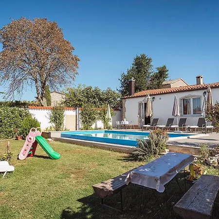 Preiswerte Und Schoene Mit Pool, Wlan, Terrasse Und Grill Apartment *